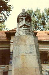 a modern statue of Vlad Tepes